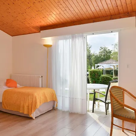 Logis Val De Vienne מלון