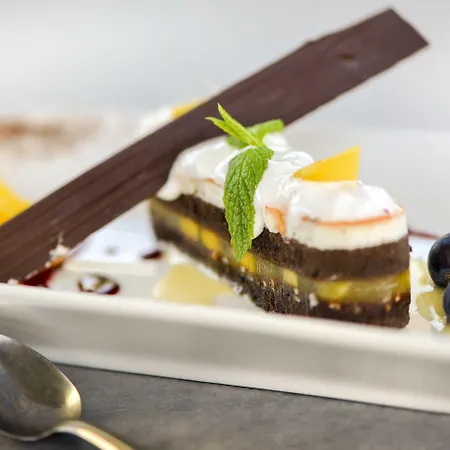 Logis Val De Vienne Hotell 3*