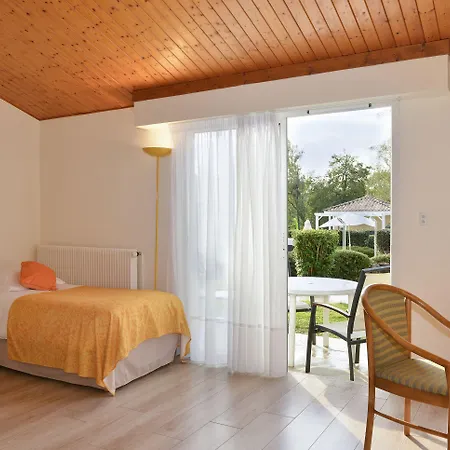 Logis Val De Vienne Hotell 3*