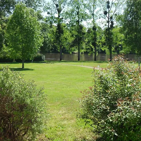 Logis Val De Vienne Hotell 3*