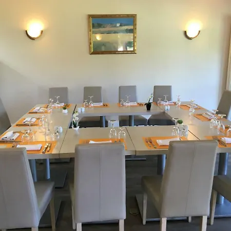 Logis Val De Vienne 酒店 3*