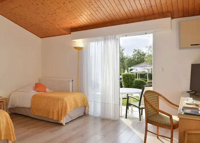 Logis Val De Vienne 酒店 3*