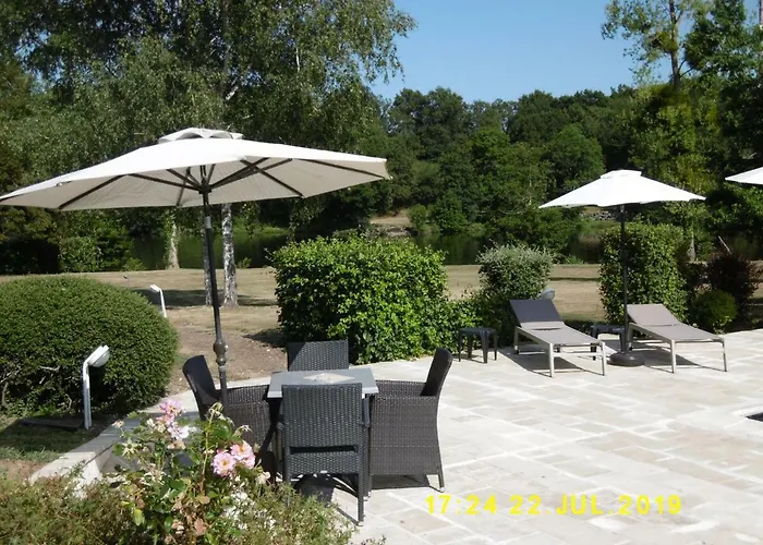 Logis Val De Vienne Hotel 3*